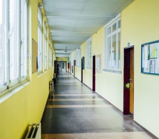Hoe blijven kinderen trouw aan zichzelf en hun nood aan spelen terwijl anderen in de klas dat niet meer stoer genoeg vinden